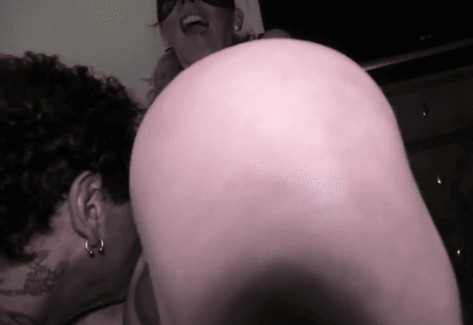 Ti do una mano, a tua moglie la scopiamo